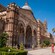 La catedral de varios pisos, que es una construcción con un campanario, rodeada de follaje tropical